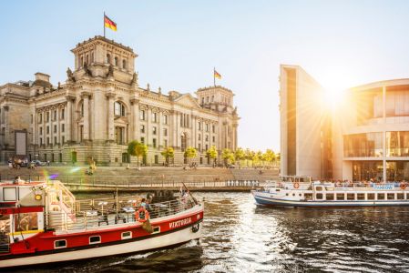 small-Reichstag_c_visitBerlin_Foto_Dagmar_Schwelle.jpg